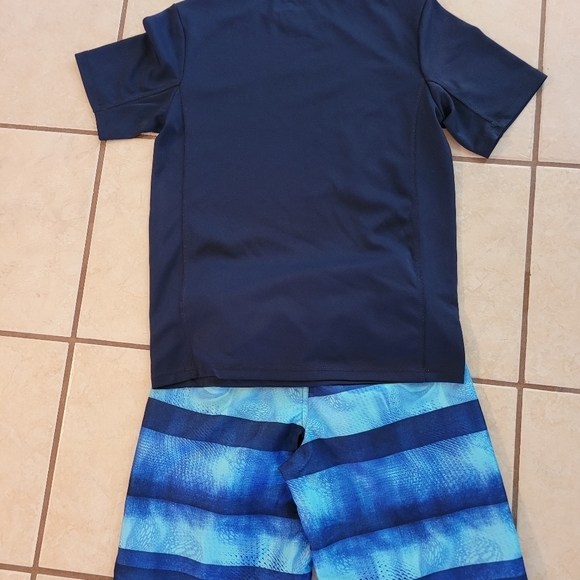 EUC- BUNDLE OF BIG BOYS UNDER ARMOUR SWIM TRUNKS WITH MATCHING NAVY RASHGUARD - Picture 7 of 14